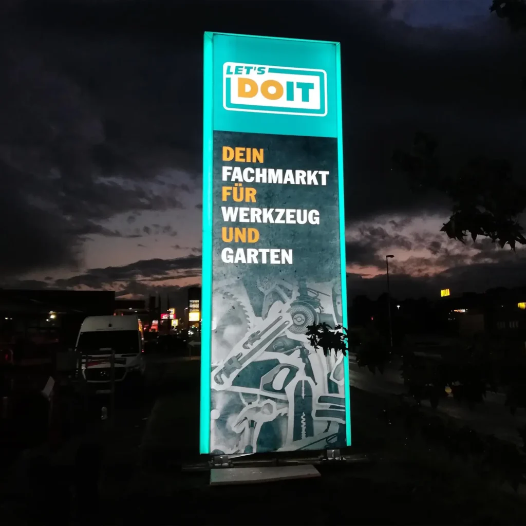 Moderner Werbepylon aus Aluminium mit beleuchteter Spanntuchfront