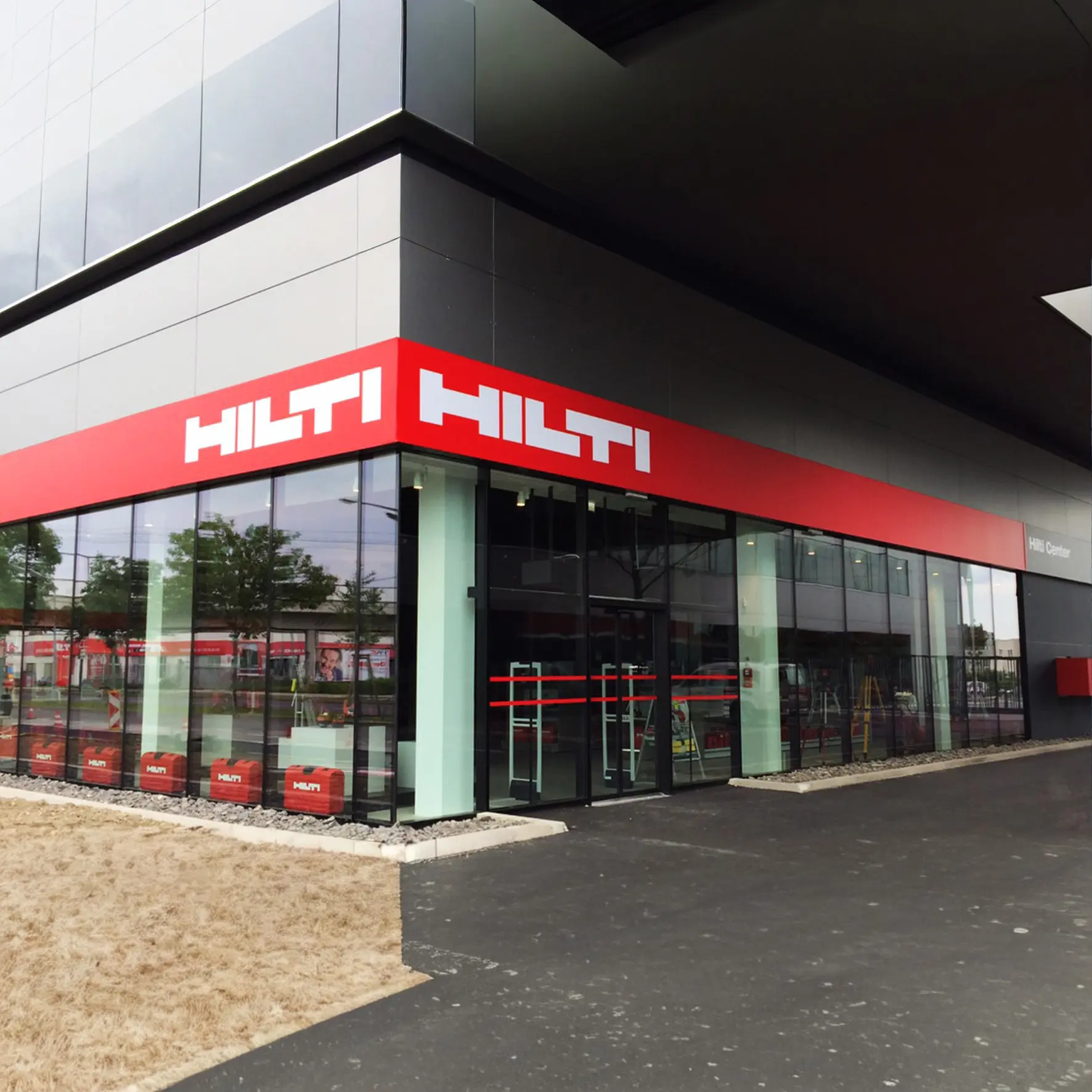 Wetterfeste Spanntuchfront mit konturgeschnittenem Logo auf Fassade