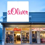 Leuchtschild mit Spanntuchfront und LED-Beleuchtung bei Nacht