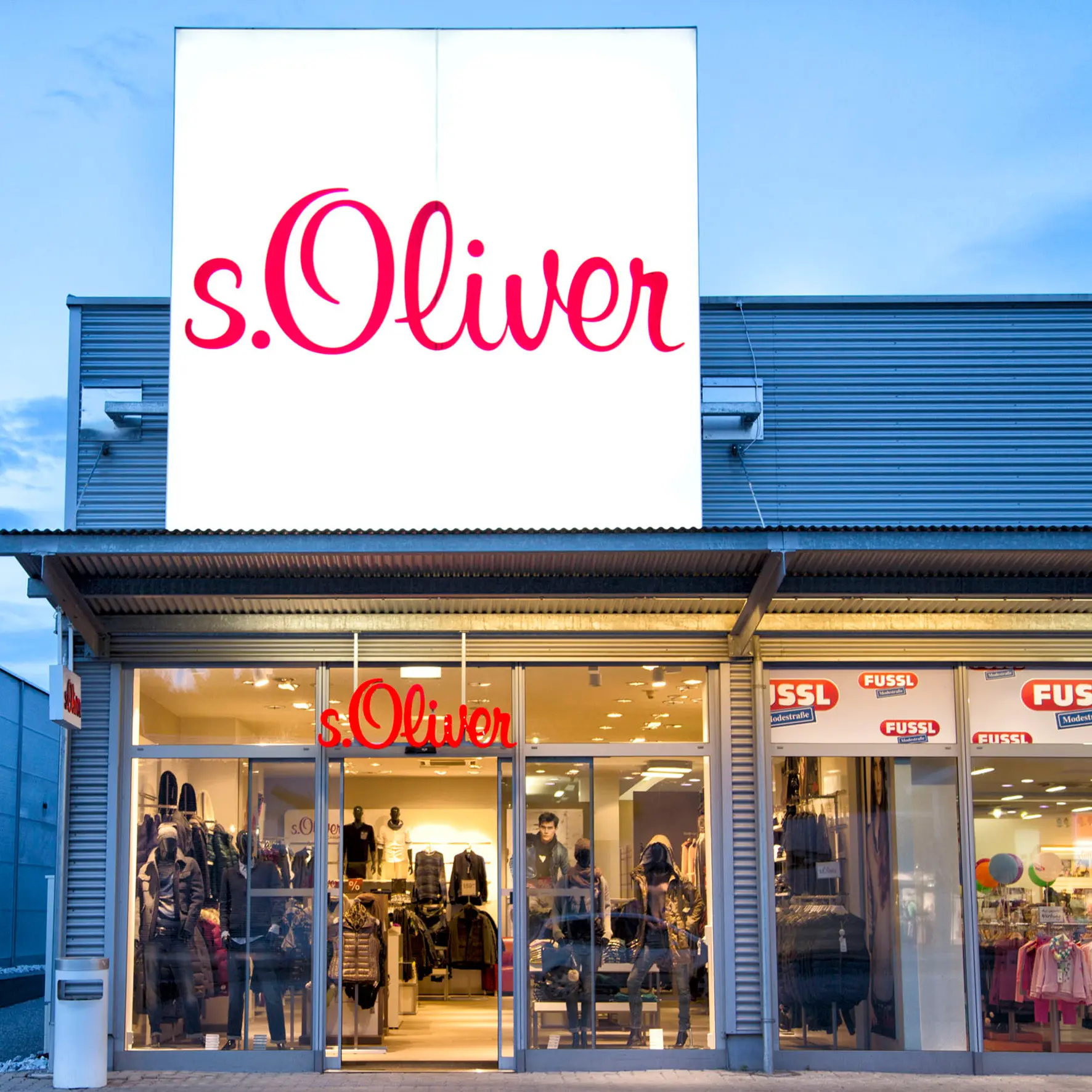 Leuchtschild mit Spanntuchfront und LED-Beleuchtung bei Nacht