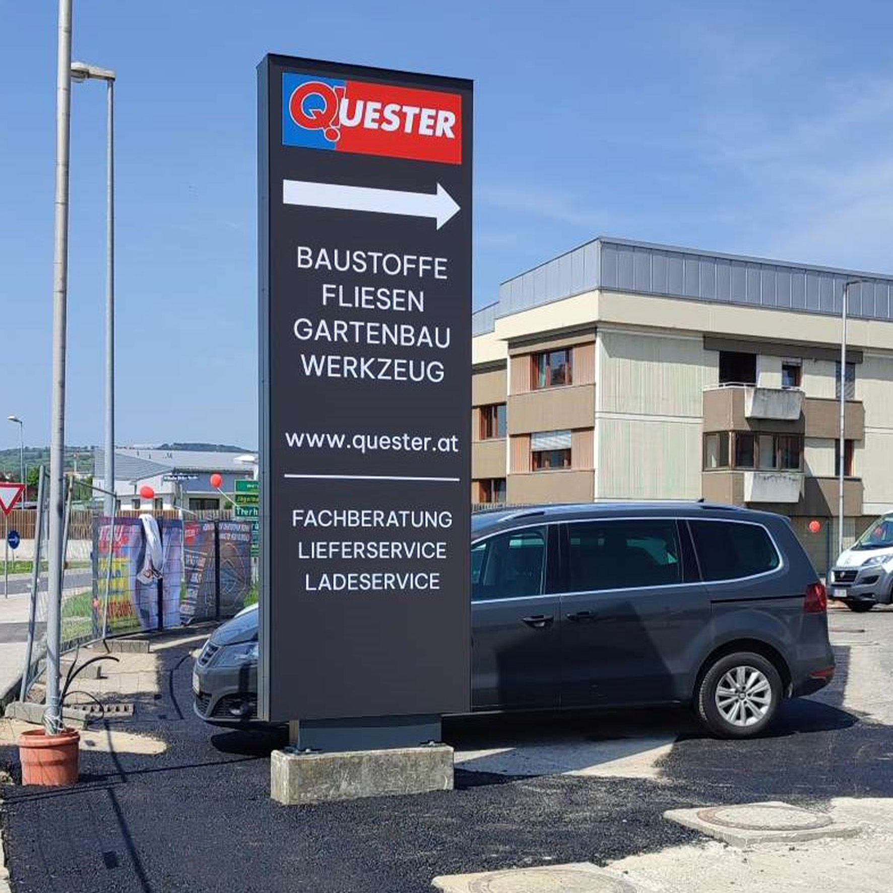 Frontansicht eines Werbepylons mit bedrucktem Spanntuch