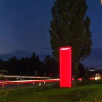 Werbepylon mit beleuchteter Werbefläche – hochwertige Außenwerbung
