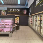 Textiler Wandrahmen mit wechselbarer Stoffbespannung in einem Laden