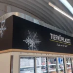 Rahmen mit textiler Bespannung an Wand mit hochwertigem Druckmotiv