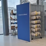 extiler Raumteiler mit beidseitigem Druck im Empfangsbereich