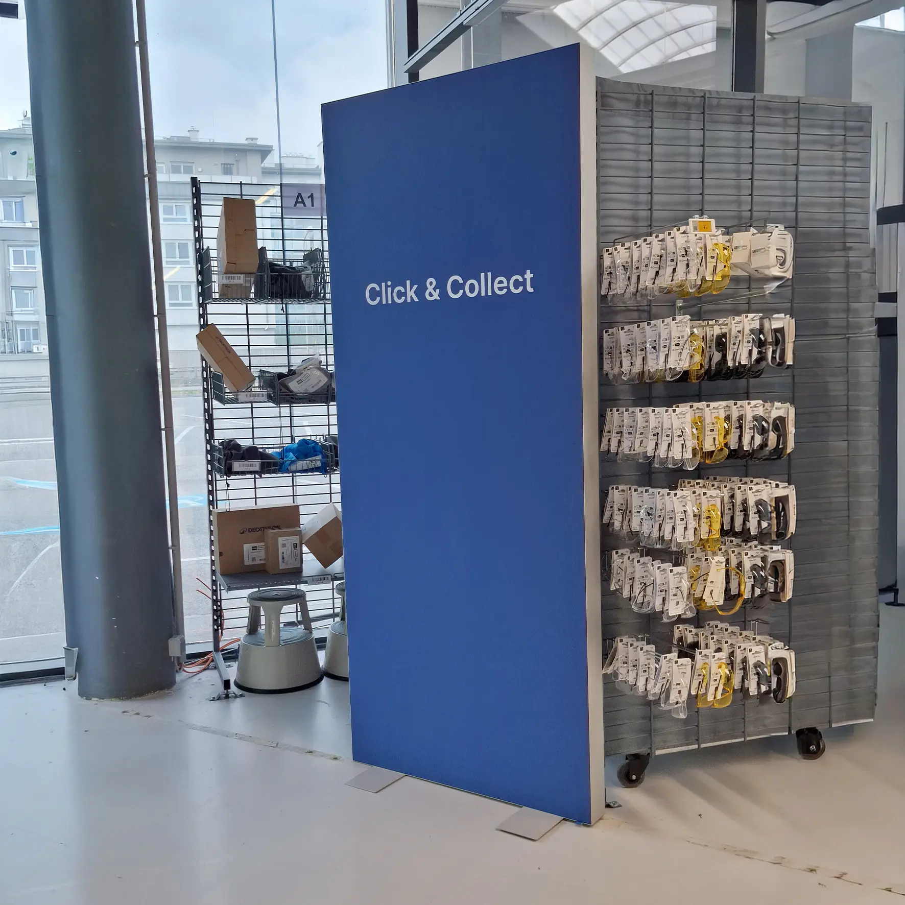 extiler Raumteiler mit beidseitigem Druck im Empfangsbereich