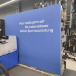 Rahmen mit textiler Bespannung an Regal, Motivdruck mit brillanten Farben