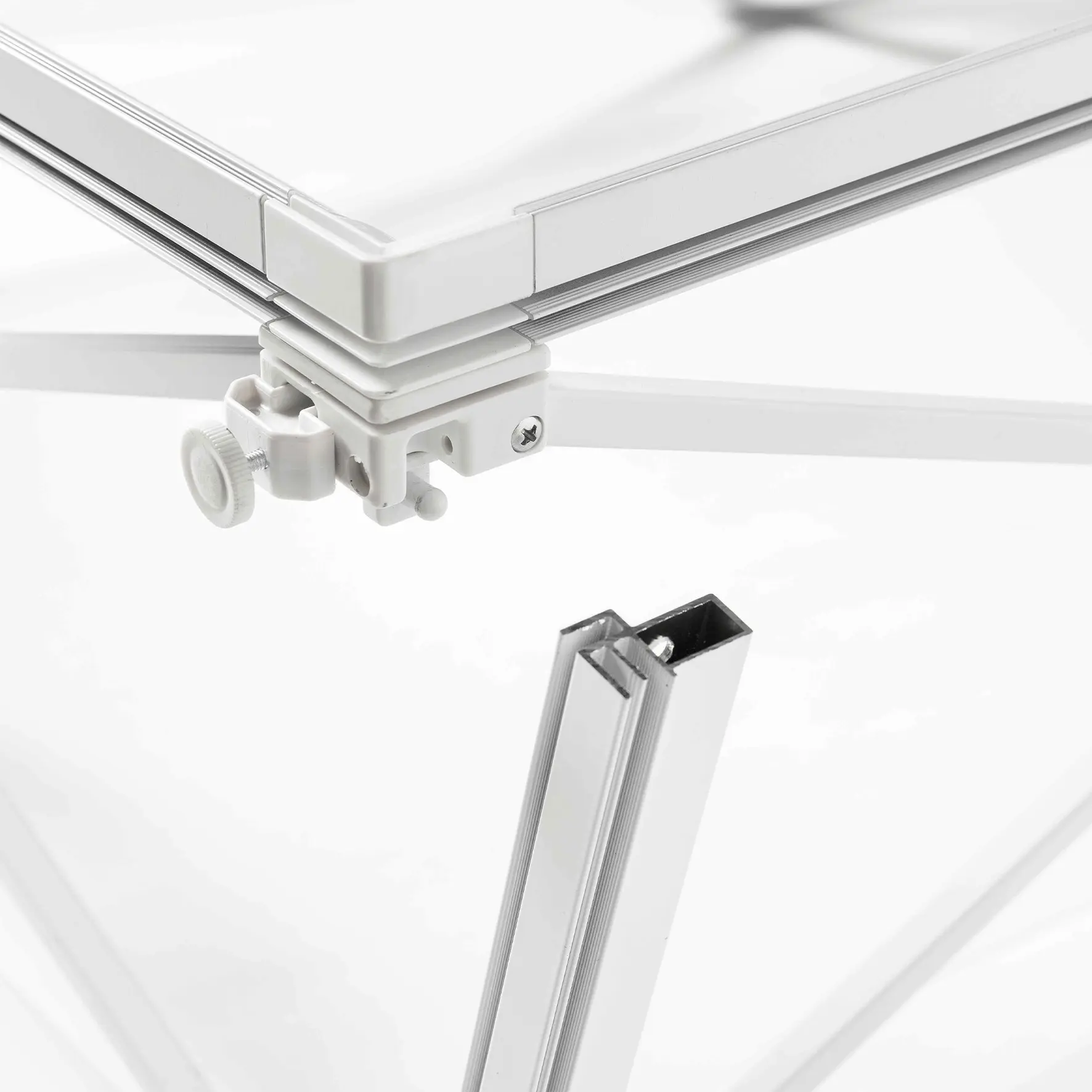 Aufbau einer Pop-Up Spinnenwand auf Eventfläche mit Branding