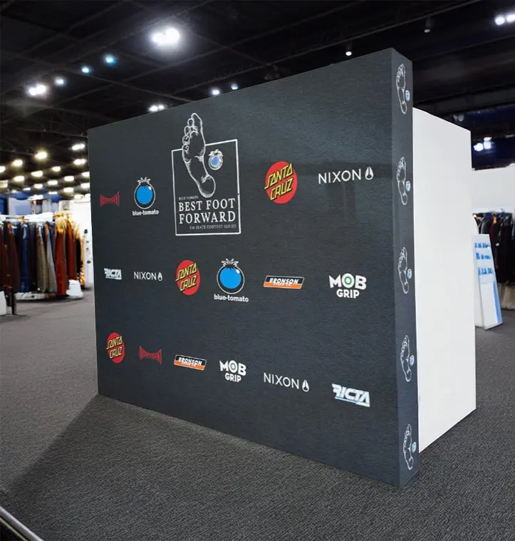 Pop-Up Texwall mit bedruckter Textilbespannung auf Messeauftritt