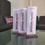 Acryl-Tischaufsteller auf Tisch mit Logo