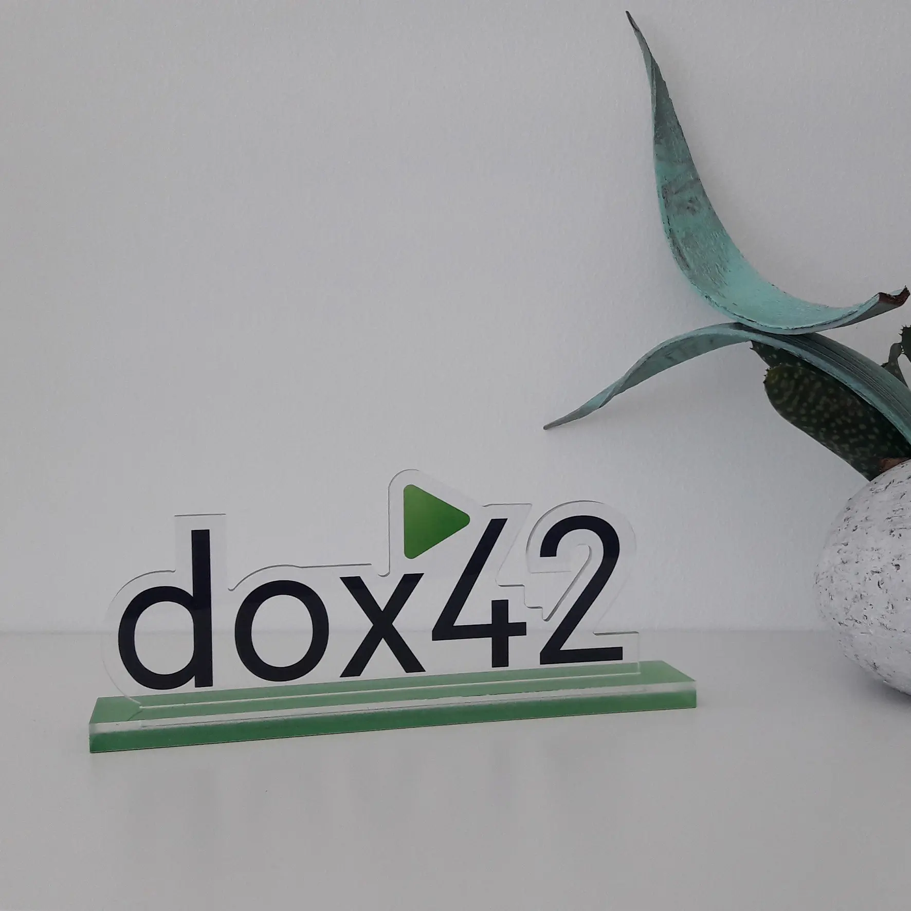 bedruckter Acryl-Tischaufstellers mit klarer Schrift und Logo