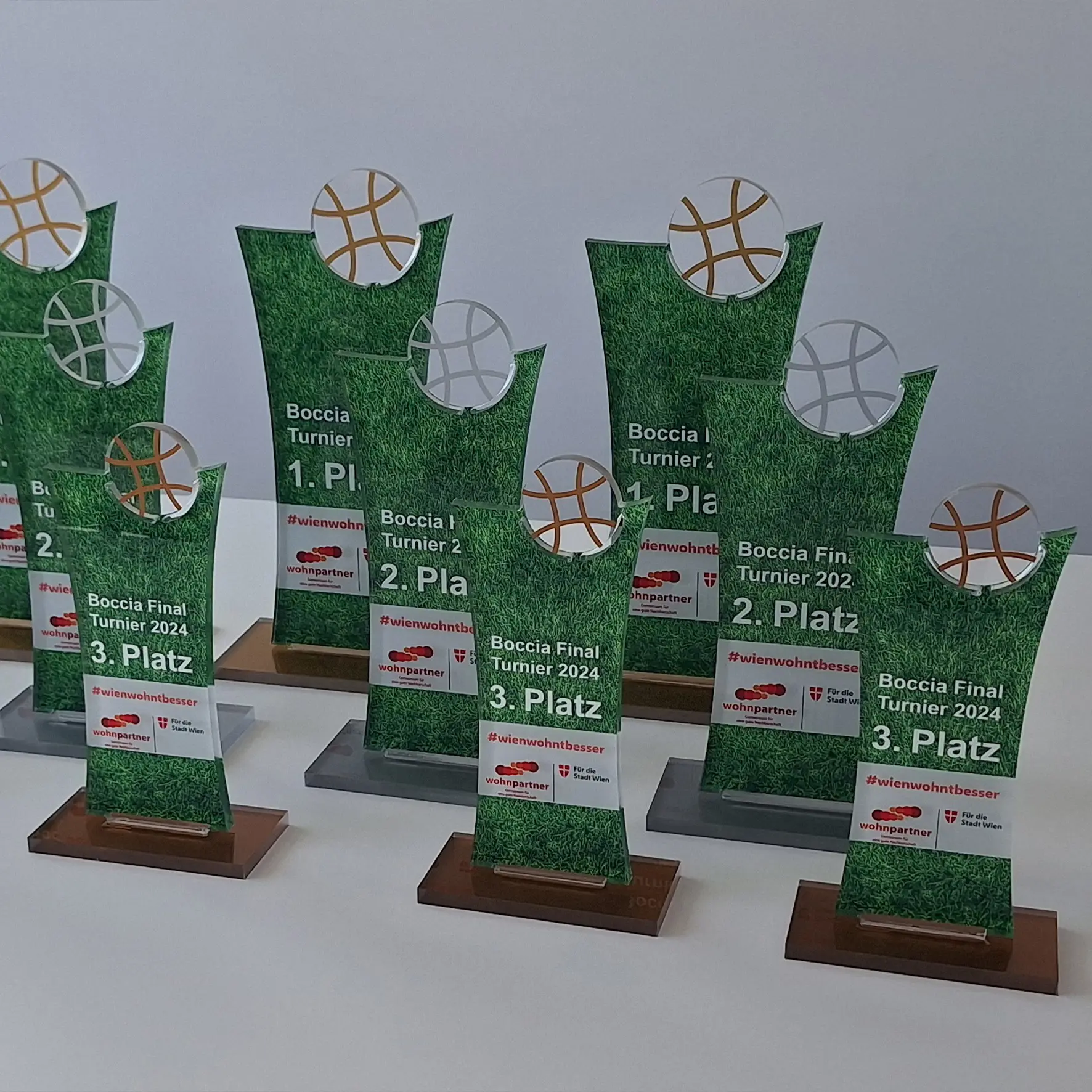 Acryl-Tischaufsteller in Wunschgröße als Pokal für ein Turnier