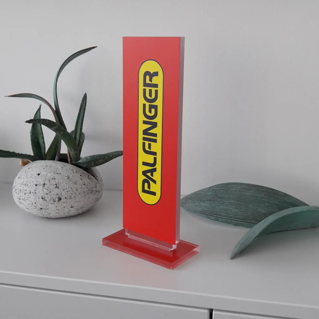 Klassischer Acryl Tischaufsteller im Standardformat