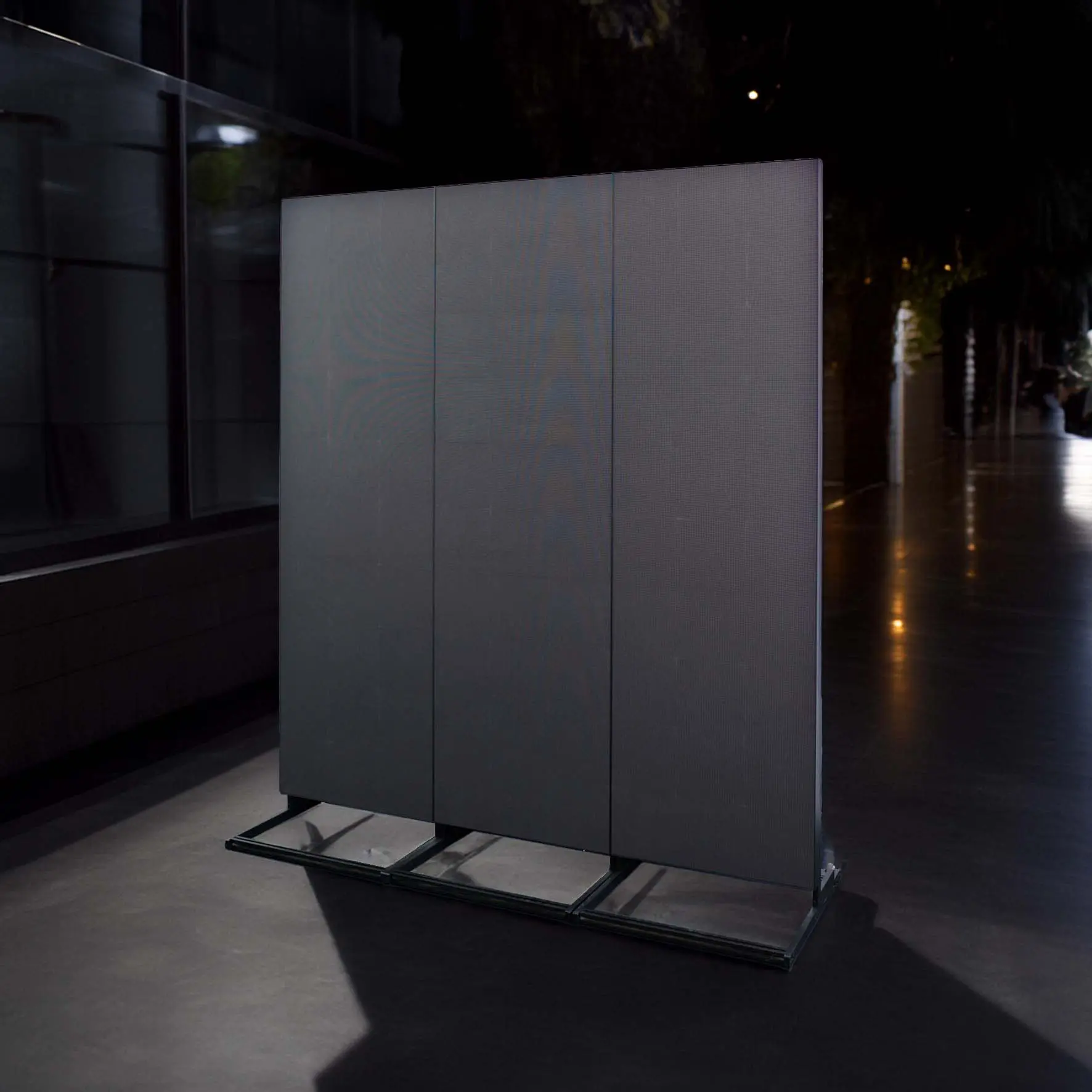 Totem Kombi Set bestehend aus 3 aneinander gereihte Totems im ausgeschaltetem Zustand