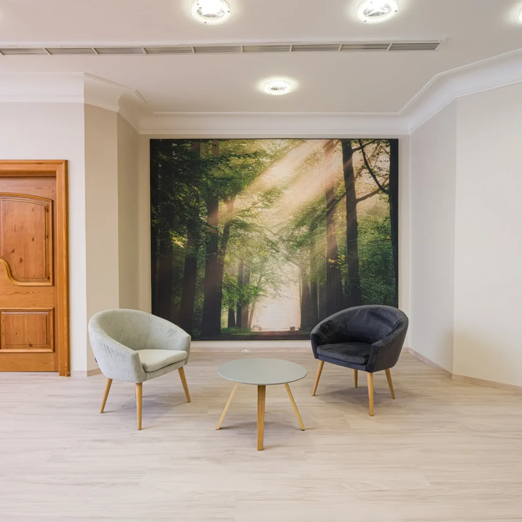 Akustik-Wandbespannung mit individuellem Fotodruck für optimierte Raumakustik