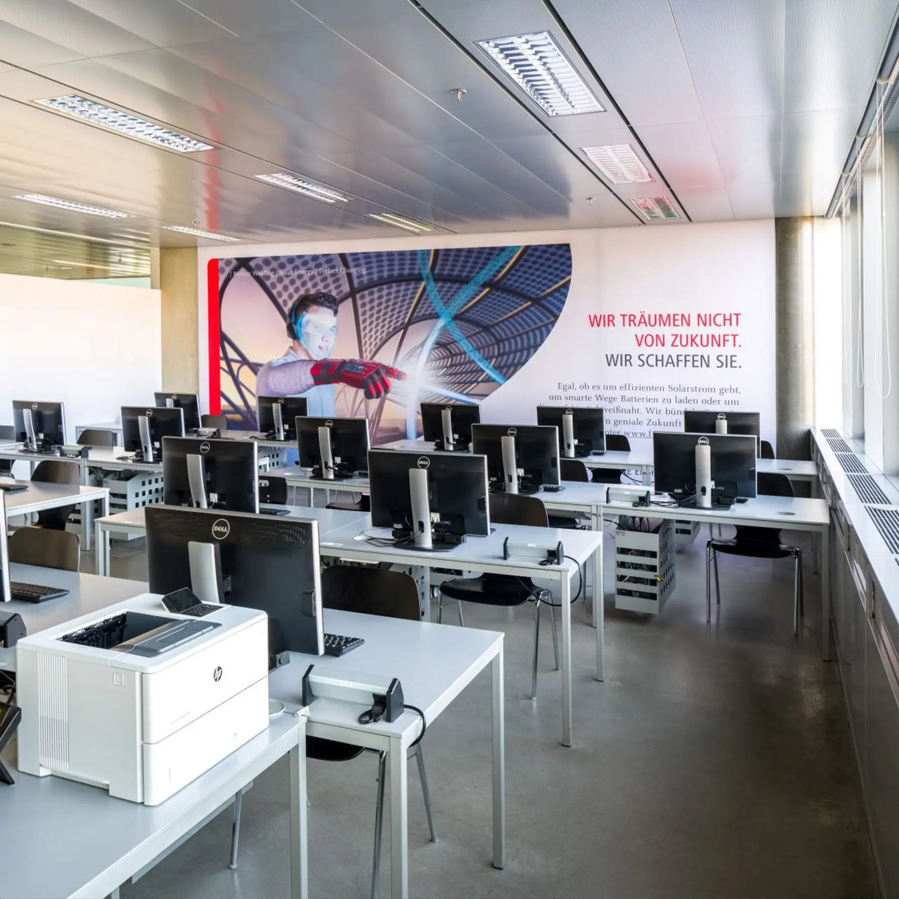 bedruckte Wandbespannung als dekoratives Schallschutzelement