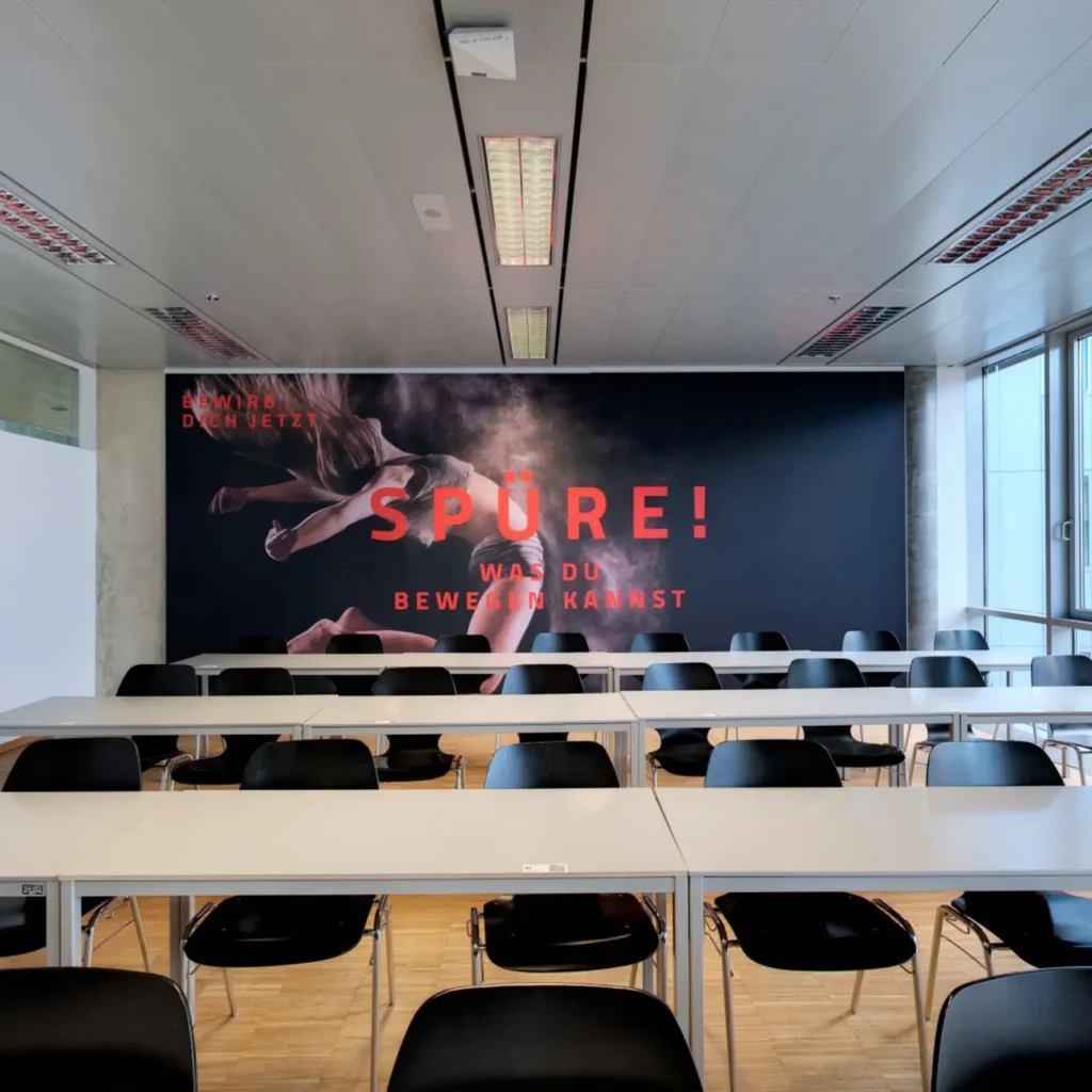 Rahmen mit textiler Bespannung an Wand, Motivdruck mit brillanten Farben