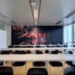 Bedruckte Wandbespannung mit Akustikstoff als Gestaltungselement im Konferenzraum