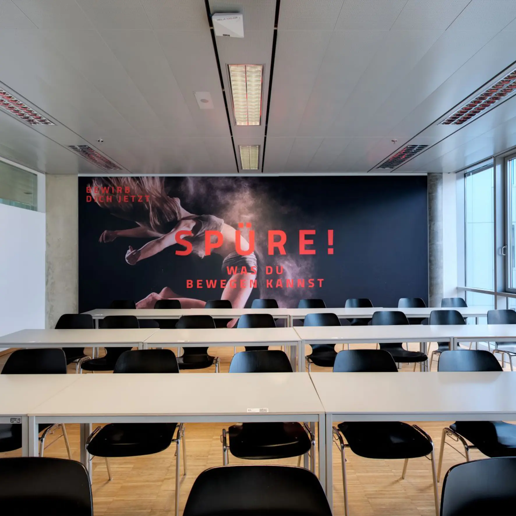 Bedruckte Wandbespannung mit Akustikstoff als Gestaltungselement im Konferenzraum