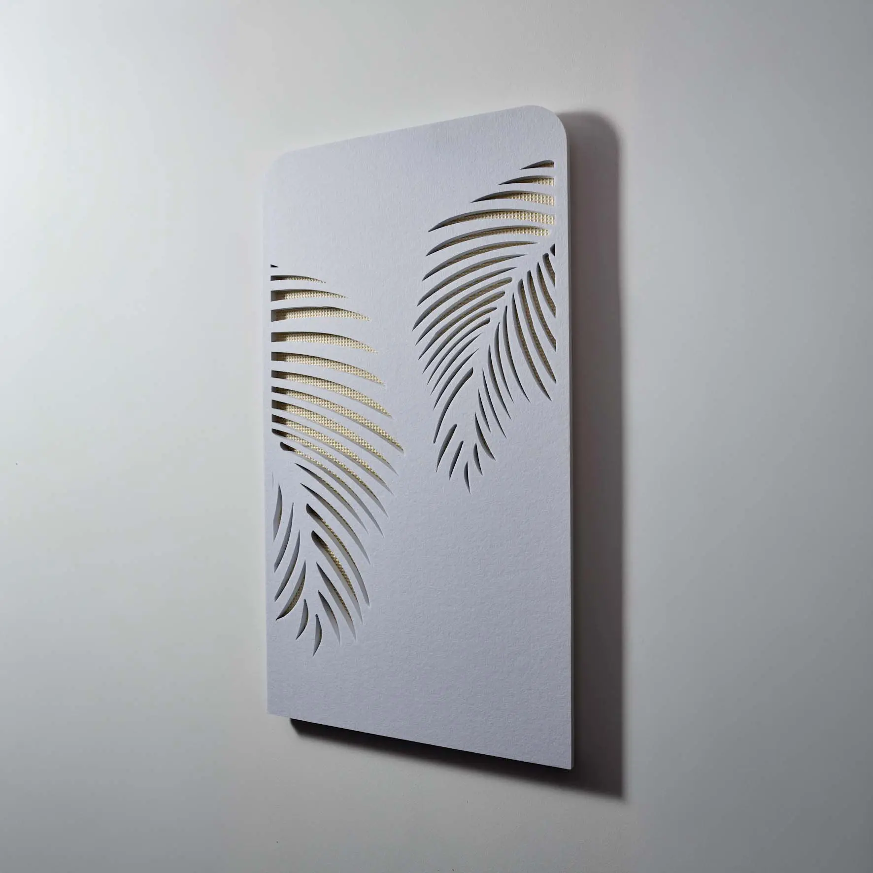 Echo Board Akustik Wandpaneel mit Ausschnitten hinterlegt mit gelben Akustikstoff