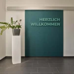 EchoBoard Wandgestaltung mit aufgesetzten Akustik Buchstaben