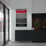 Parkplatzschild für Besucher mit klarer Beschriftung auf Aluverbund