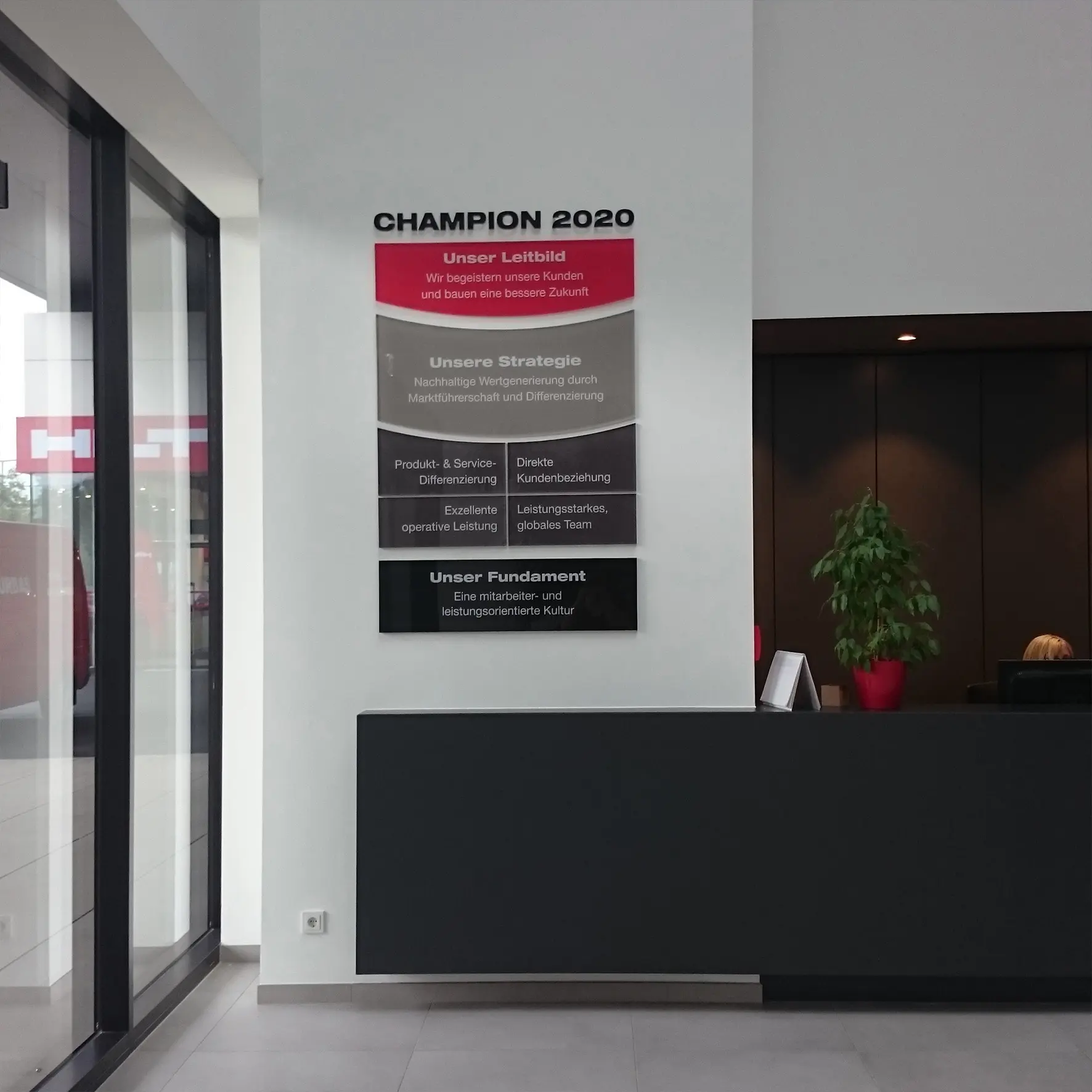 Parkplatzschild für Besucher mit klarer Beschriftung auf Aluverbund