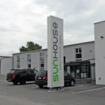 Werbepylon mit LED-beleuchteter Spanntuchfront für Außenwerbung