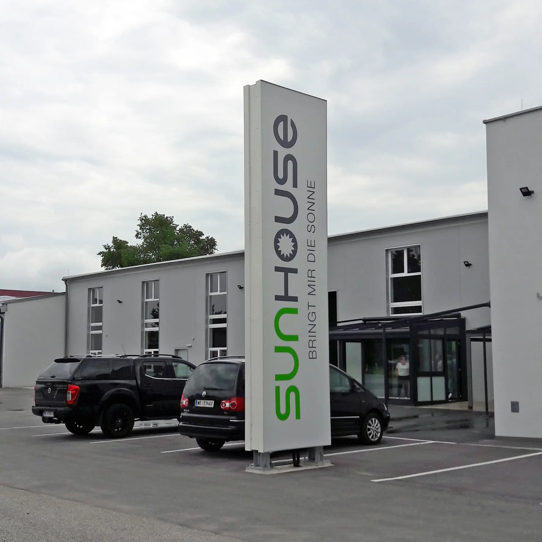 Werbepylon mit LED-beleuchteter Spanntuchfront für Außenwerbung