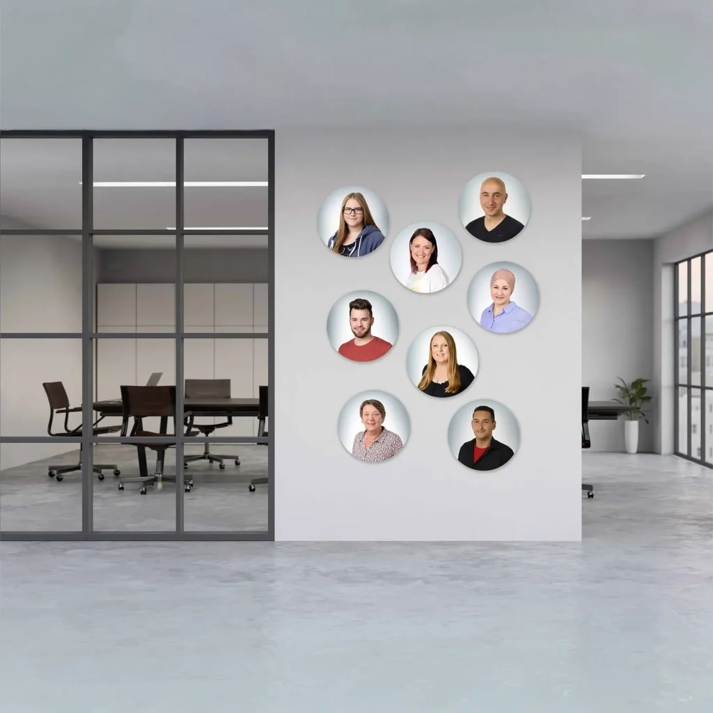 Runde Schallabsorber mit individuellem Wunschmotiv als Wandgestaltung im Büro
