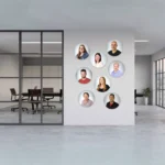 Runde Schallabsorber mit individuellem Wunschmotiv als Wandgestaltung im Büro