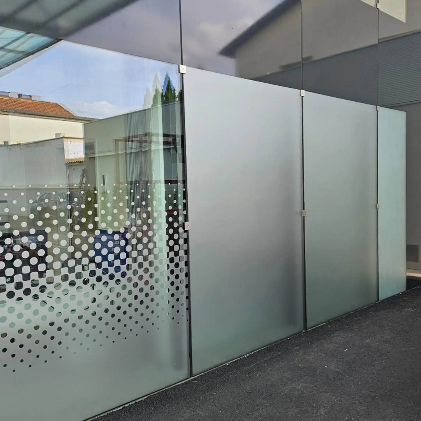 Milchglasfolie als vollflächiger Sichtschutz oder in Konturschnitt an einer Glasfassade