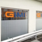 Schaufenster mit Milchglasfolie kombiniert mit Folienschnitt als Werbung