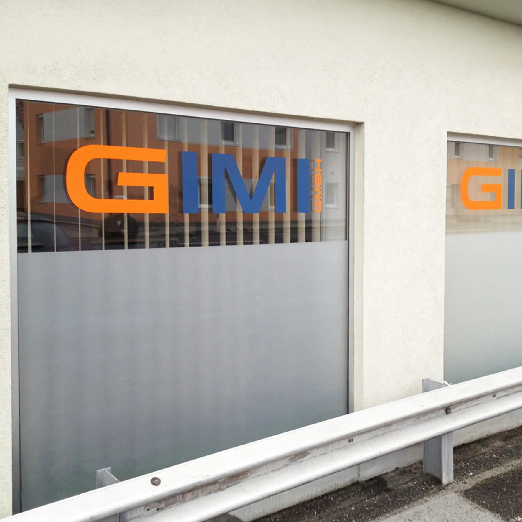 Schaufenster mit Milchglasfolie kombiniert mit Folienschnitt als Werbung