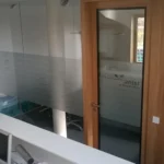 Bürotür aus Glas mit satinierter Anlaufschutzfolie mit integrierter Beschriftung
