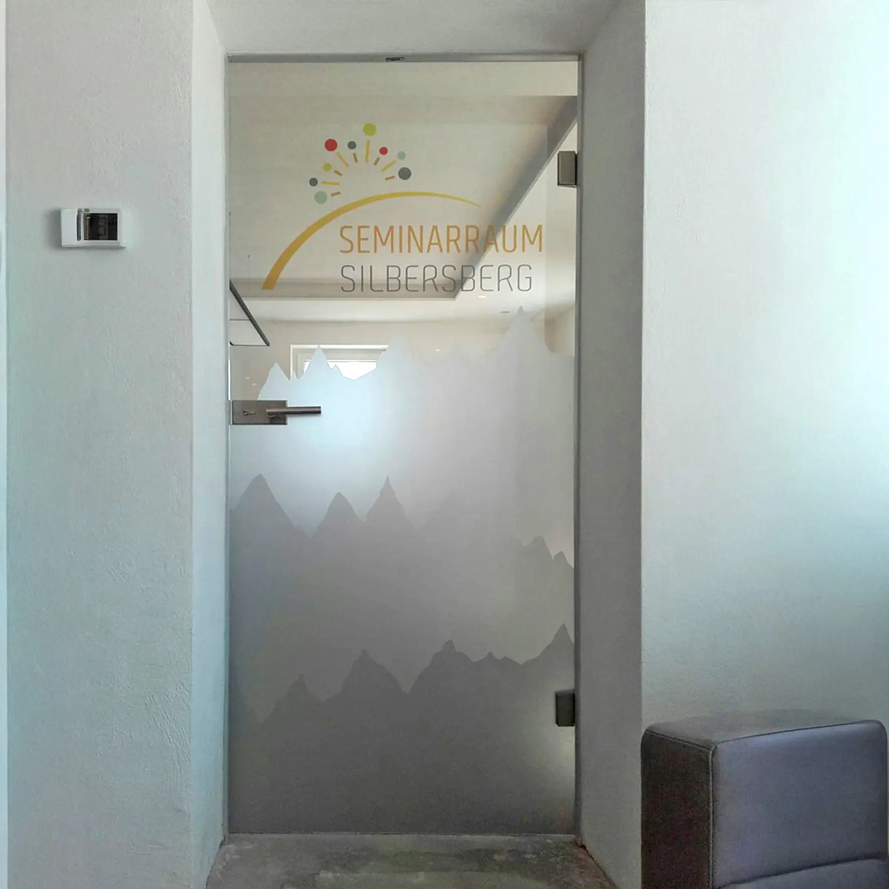 Satinierte Folie kombiniert mit Folienschnitt auf Glastür als Sichtschutz