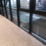 Glasdekor mit satinierten Folien auf Glas