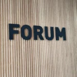 Acrylbuchstaben mit matter Oberfläche als moderne Wandbeschriftung