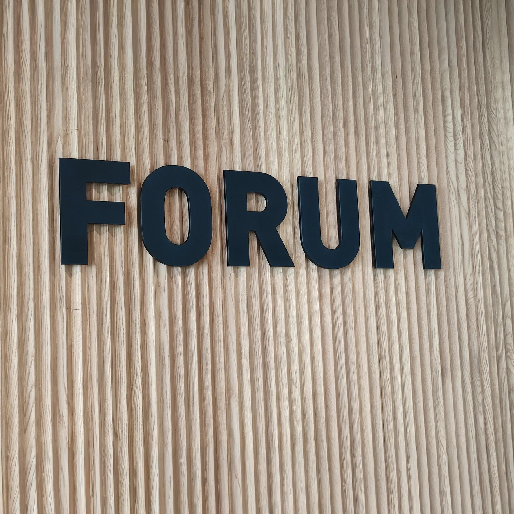 Acrylbuchstaben mit matter Oberfläche als moderne Wandbeschriftung