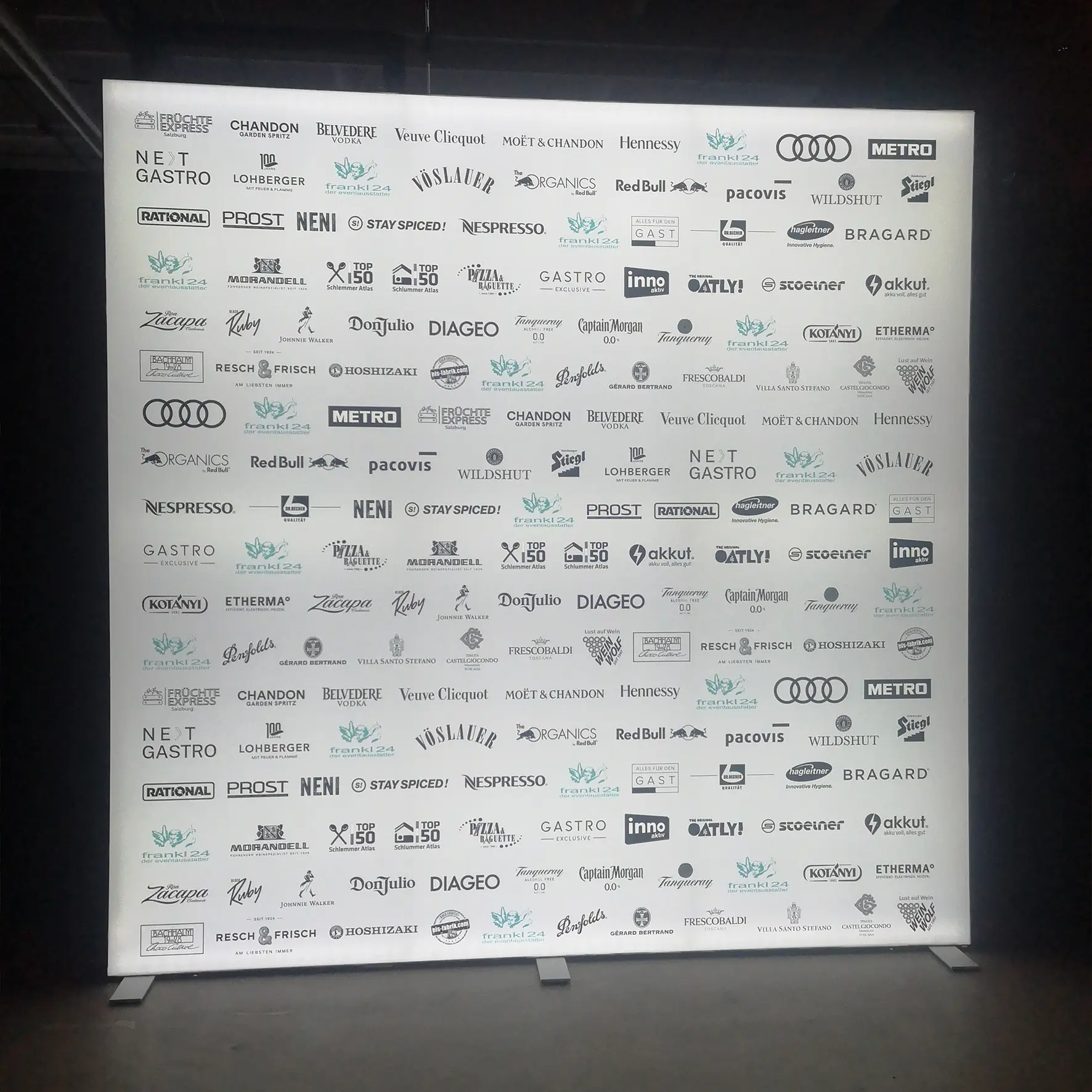 Modularer LED-Leuchtrahmen als Sponsorenwand für Messen und Events