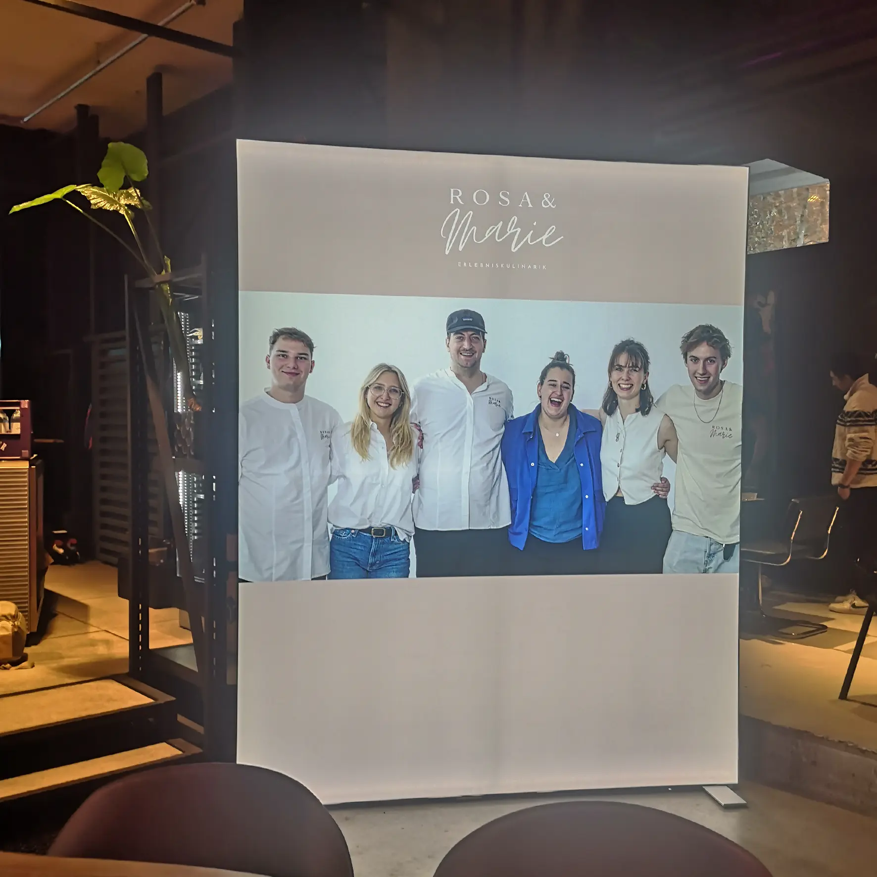 LEDwall mit Flachkeder-Textilbespannung beidseitig ausgeleuchtet