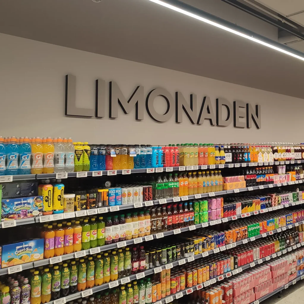Leichte Styropor-Buchstaben zur Beschriftung in einem Shop