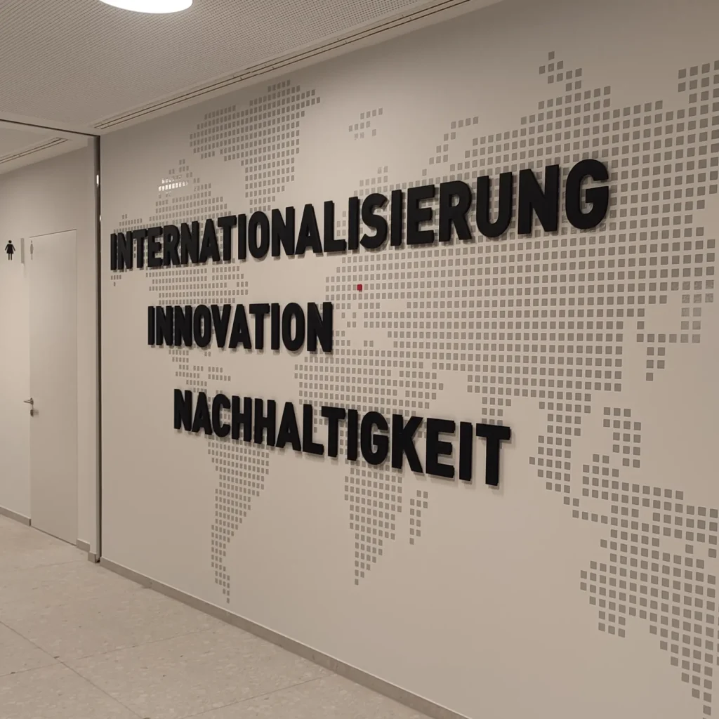 Acrylbuchstaben mit Distanzmontage in Kombination mit Folienbeschriftung für kreative Gestaltung