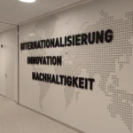 Acrylbuchstaben mit Distanzmontage in Kombination mit Folienbeschriftung für kreative Gestaltung