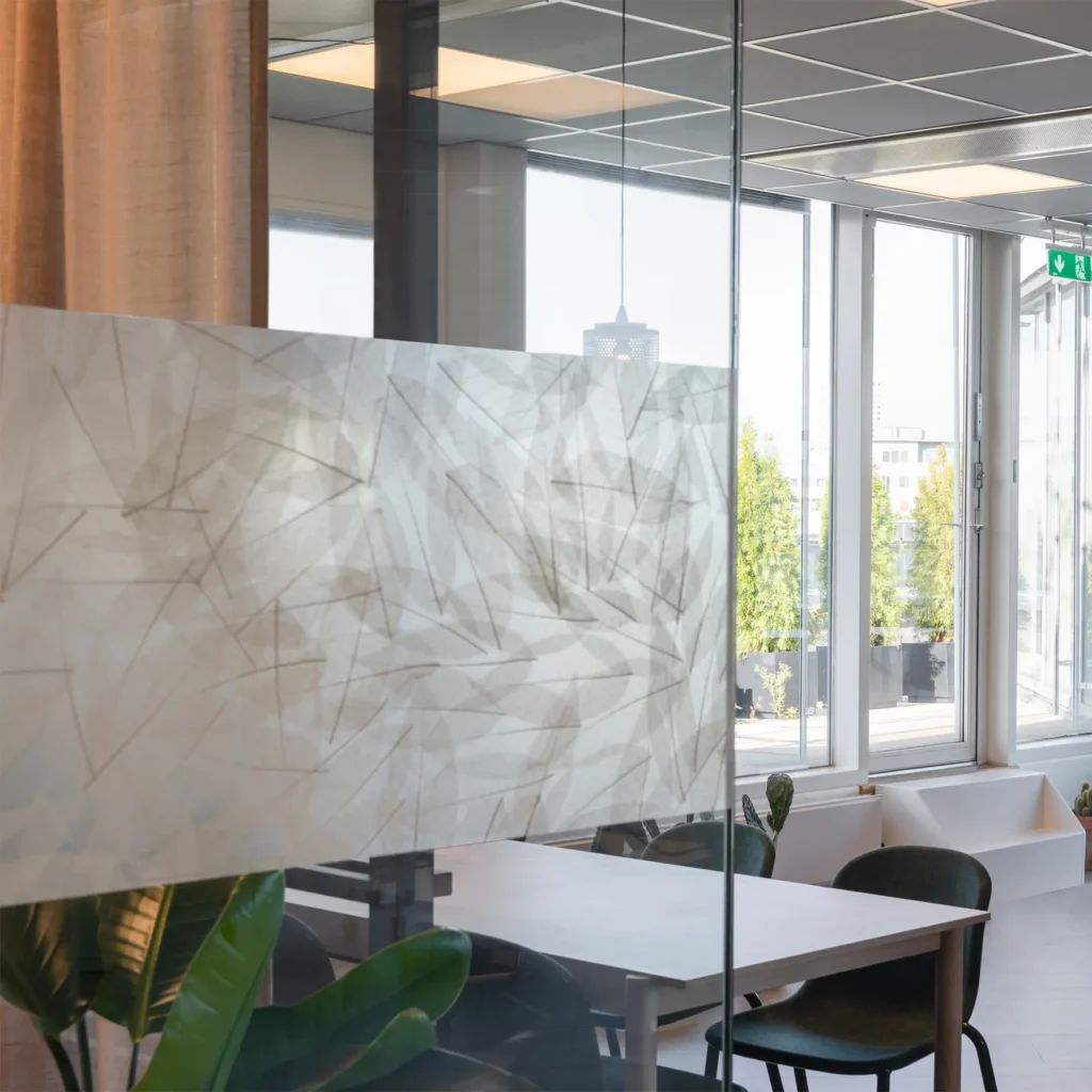 Naturfolie als Glasdekor in moderner Bürotrennwand