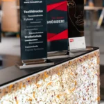 Nahaufnahme einer hinterleuchteten Glasdekorfolie mit Naturmaterialien