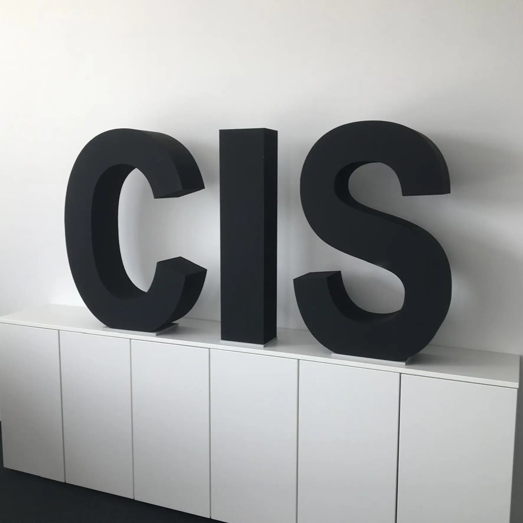 Freistehender Styropor-Schriftzug auf einem Sockel für einfache Platzierung