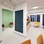 Akustikplatte mit individuellen Ausschnitten im Büro