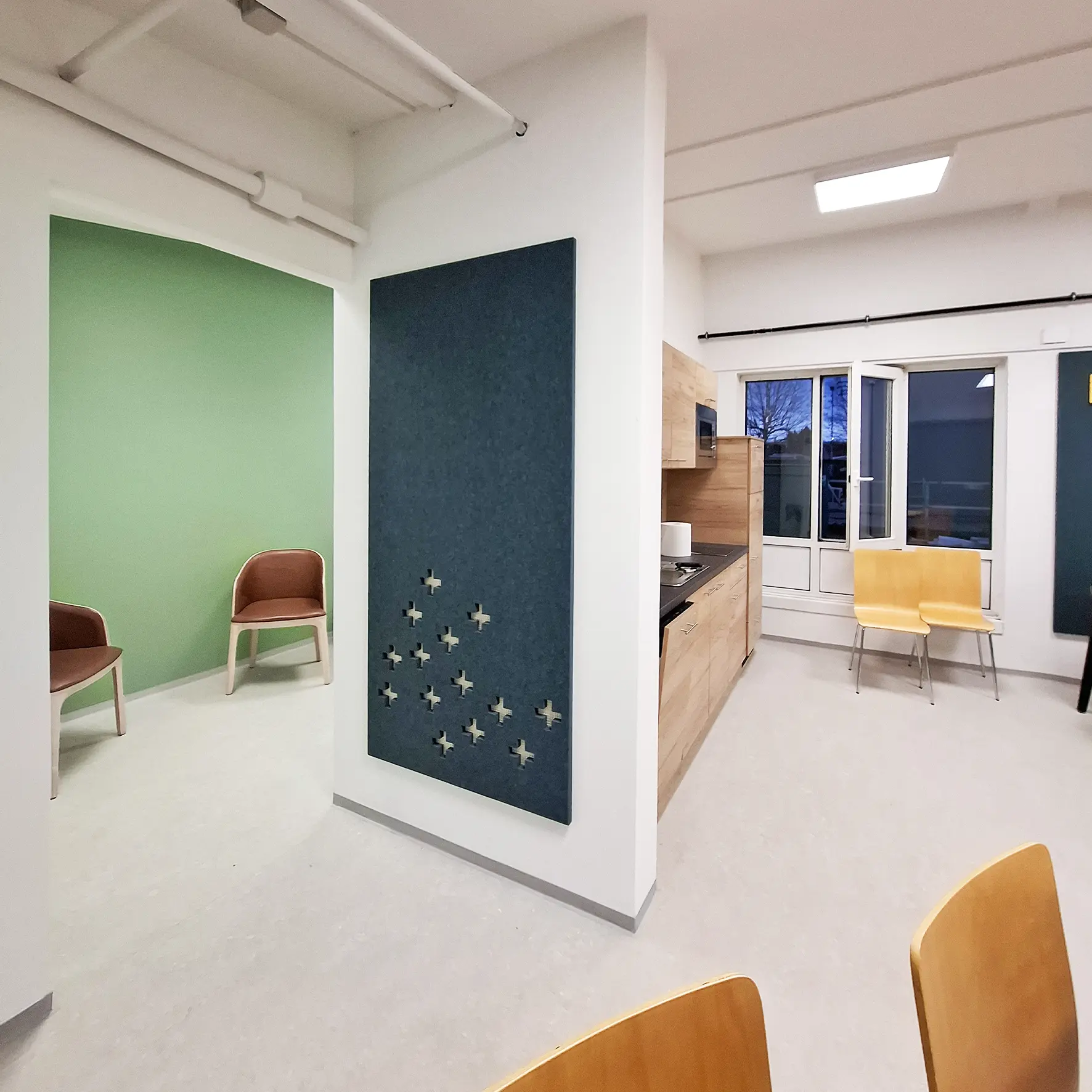 Akustikplatte mit individuellen Ausschnitten im Büro