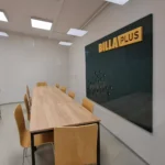 Akustikbespannung mit aufgesetztem Logo in einem Konferenzraum